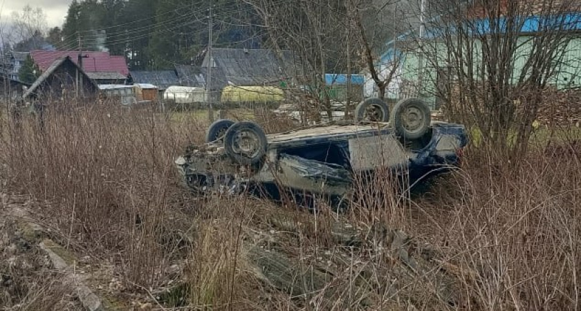 В Подосиновце гонщик опрокинул легковушку и сбежал, бросив раненого пассажира