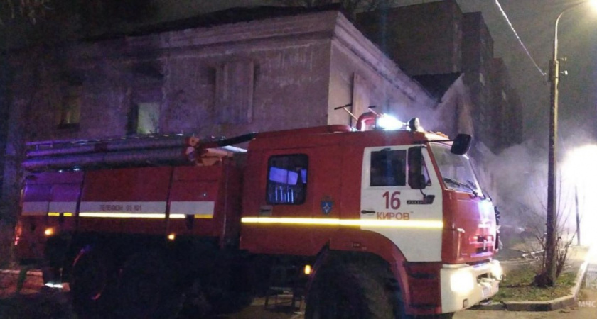 В МЧС России сообщили детали ночного пожара на улице Крутикова в Кирове