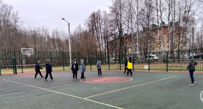 В Кирове открыли новую универсальную спортплощадку в Коминтерновском микрорайоне