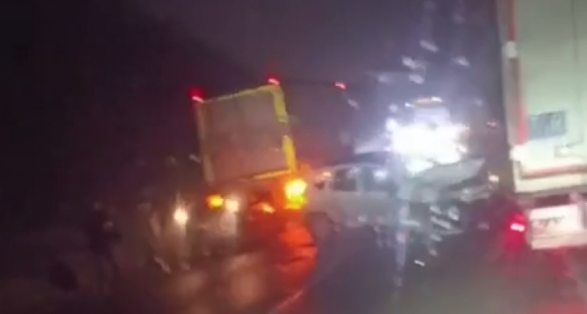 Массовое ДТП с фурой произошло на федеральной трассе в Слободском районе