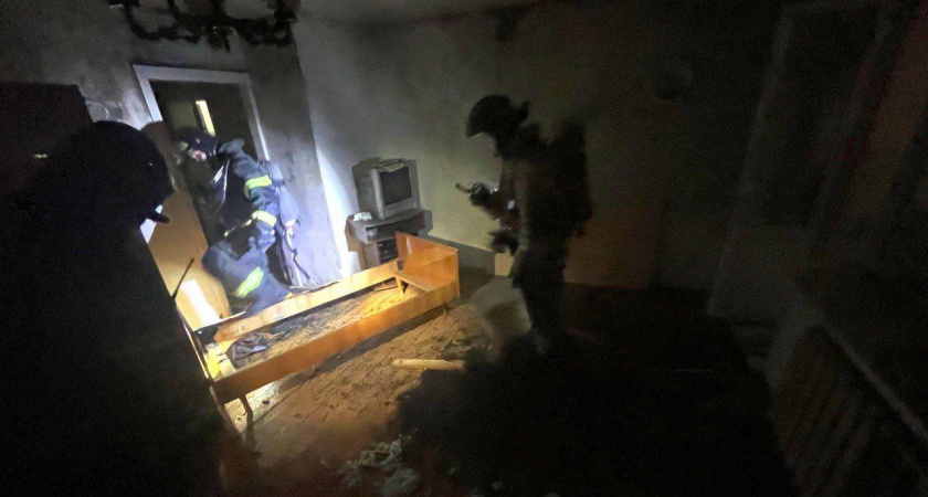 В Кирово-Чепецке вспыхнула квартира, огнеборцы спасли хозяина в последний момент