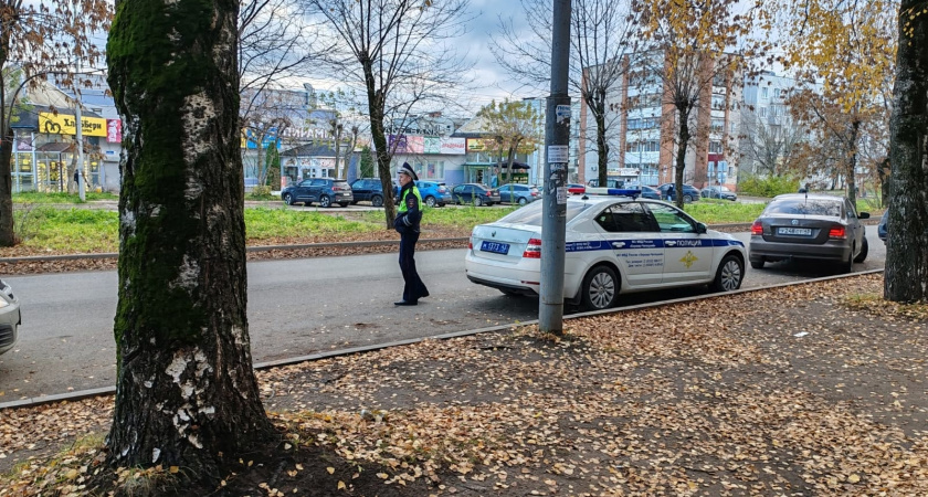 Инспектор ДПС остановил и не подходит - ждать или можно уехать? Ответ автоюриста