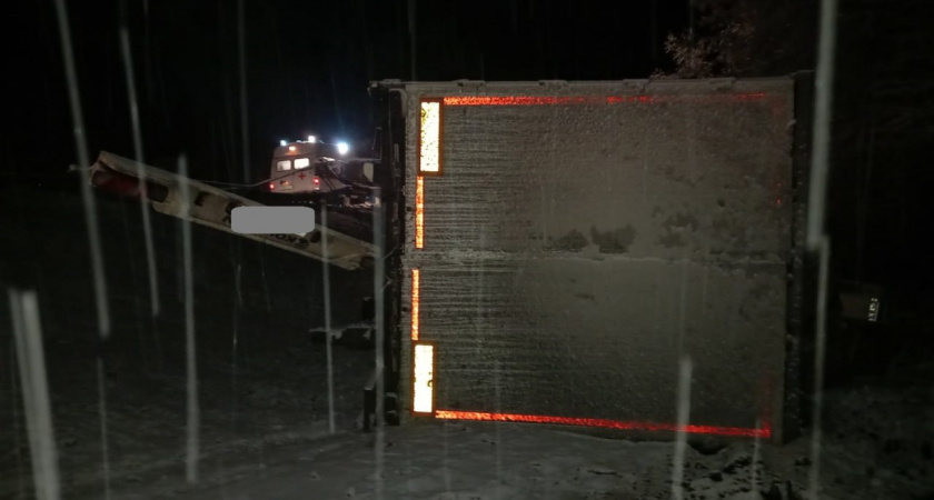 На федеральной трассе в Афанасьевском районе опрокинулась фура, двое пострадали