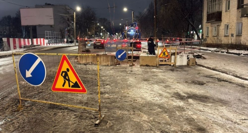 В Кирове яму-ловушку для водителей на улице Ивана Попова закопают к 23 ноября