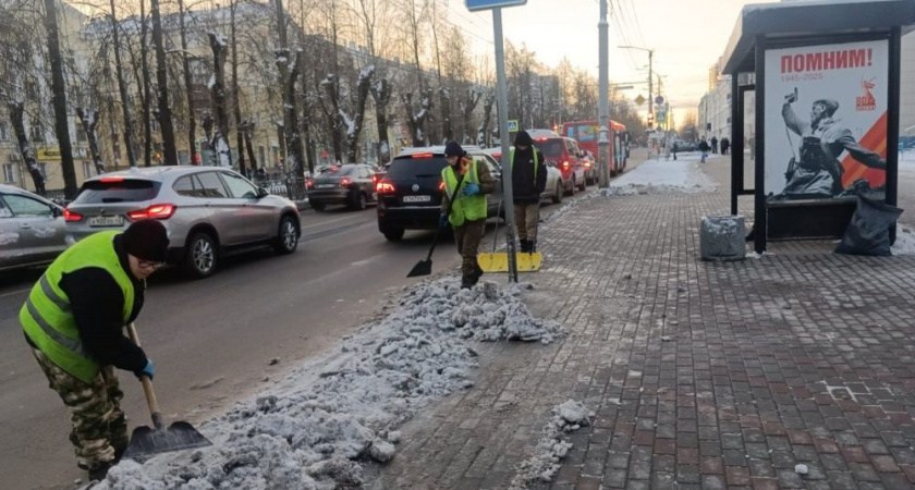 В Кирове обрабатывают тротуары противогололедными материалами
