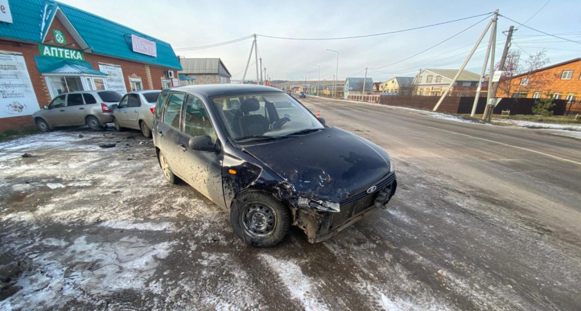 Под Вятскими Полянами водитель Lada Kalina угодил в двойное ДТП и получил травмы