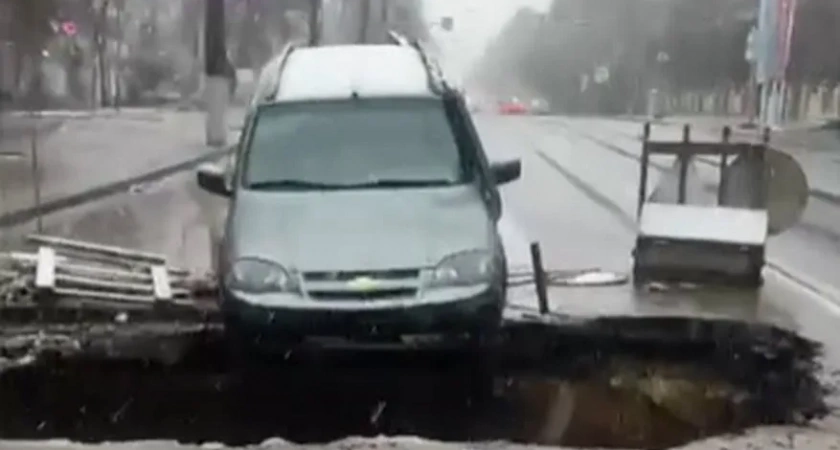 Прокуратура начала проверку после провала автомобилей в яму-ловушку на улице Ивана Попова в Кирове