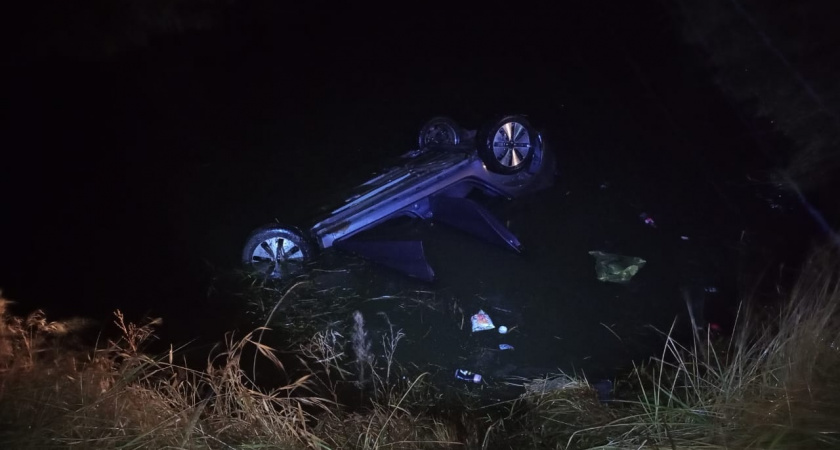 Инспекторы спасли двух пассажиров иномарки, упавшей в реку под Вятскими Полянами