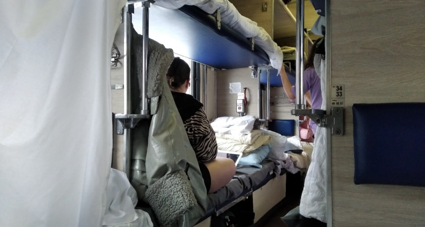 Выкупают купе в плацкарте и вешают занавеску - лайфхак от пассажиров