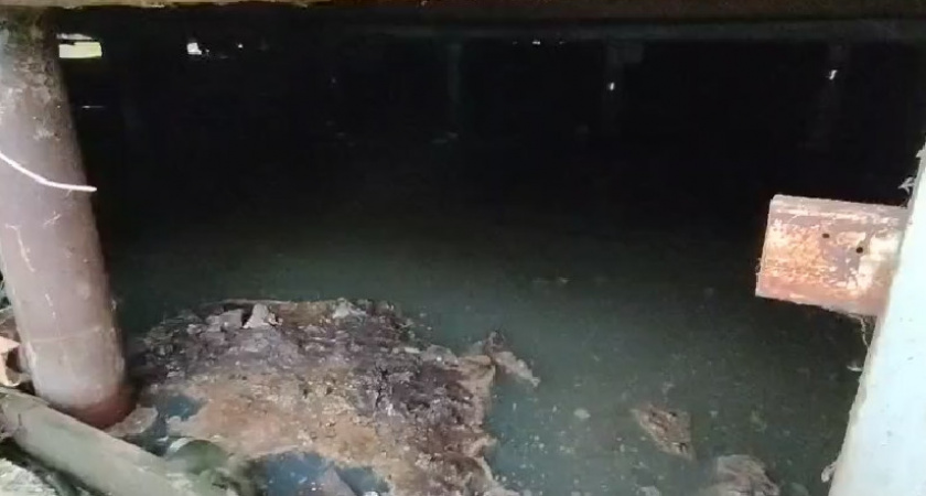 Озеро из канализационных стоков затопило дом на улице Рухлядьева в Кирове