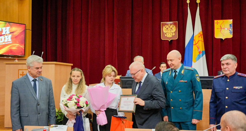 Александр Соколов отметил кировских школьников за спасение семей во время пожара