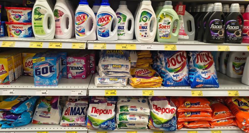 Недорогие, а стирают даже лучше элитных: 5 лучших порошков для цветного белья по версии Роскачества