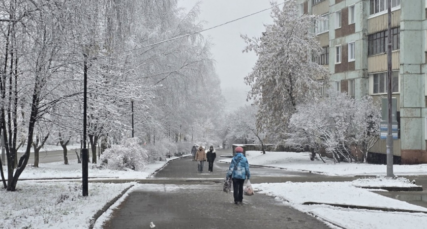 Наношу ваткой на подошву - и перестаю скользить даже на ледяной лестнице: делаю один раз и хватает на всю зиму