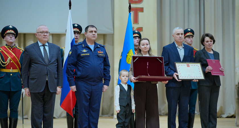 Губернатор Кировской области вручил медаль "Золотая Звезда" родным Героя России Эдуарда Сабирова