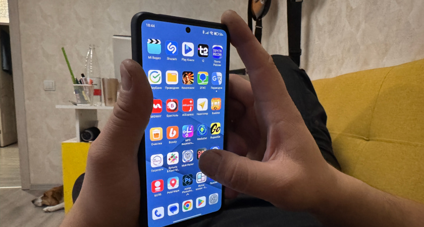 Самые бесполезные приложения - они пожирают память. Есть в каждом телефоне - проверьте свой