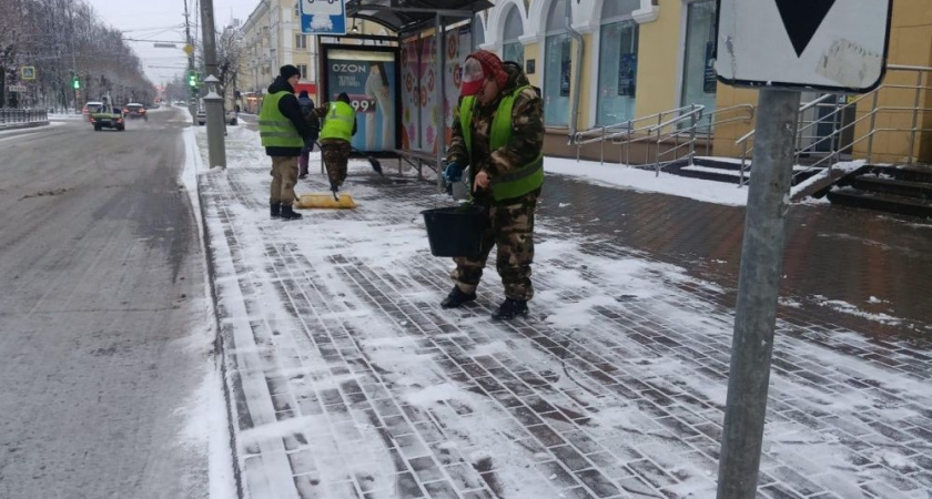 В Кирове устраняют последствия мощного ночного снегопада