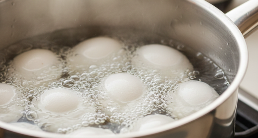 Что закинуть в воду при варке яиц, чтобы скорлупа слетала с них сама - запомните раз и навсегда