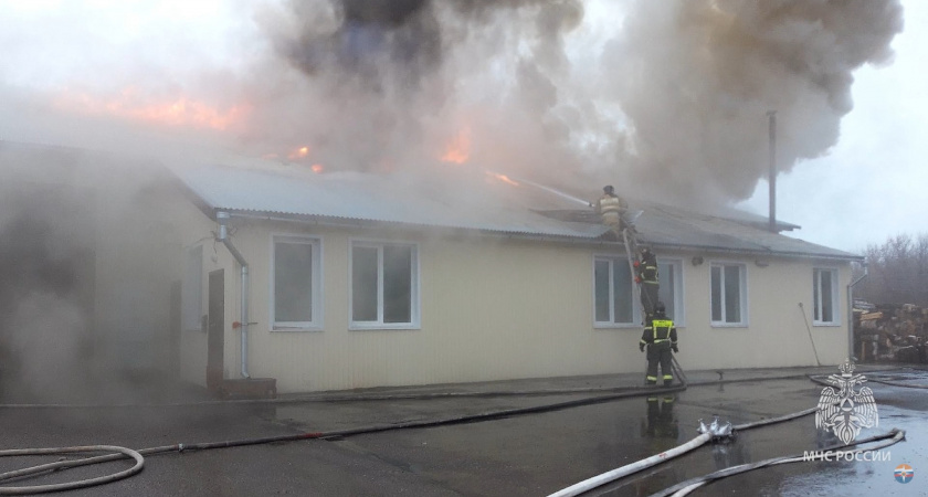 В Уржуме загорелось здание молокоприемника