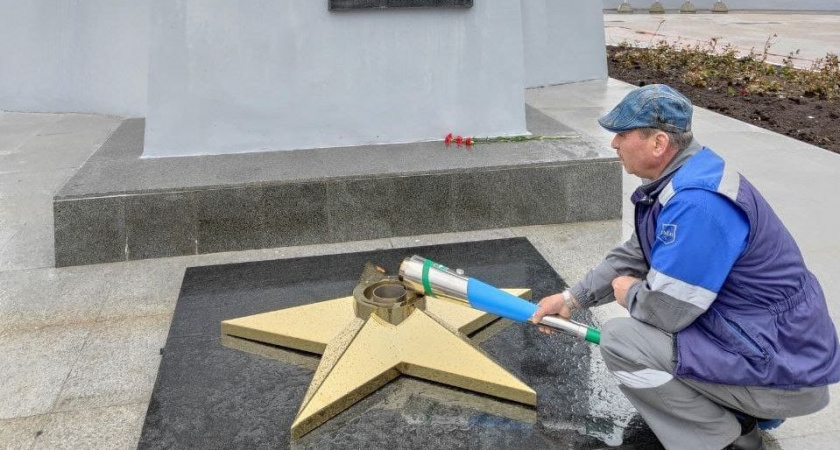 В Кирове у Вечного огня в парке Победы устраняют неисправность