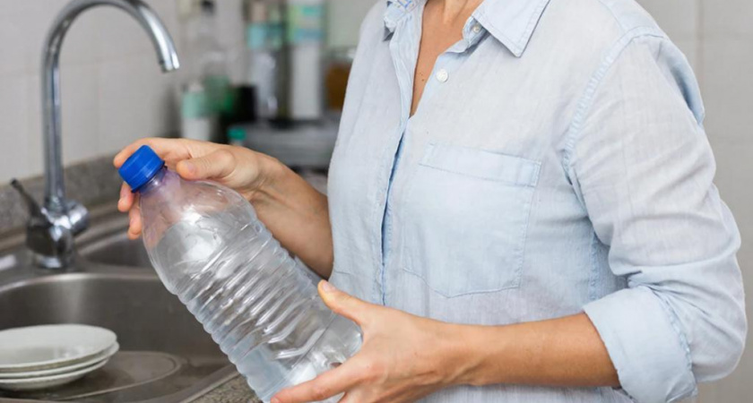 Разрезаю пластиковую бутылку - и любой засор вылетает со свистом: делаю так годами - о вантузе и сантехниках позабыла