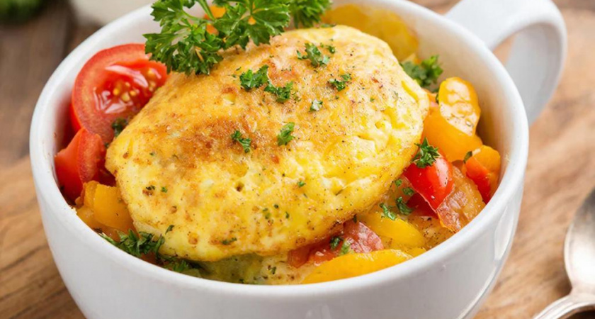 Яичница на сковородке больше не в почете — беру простую кружку: получается в 10 раза вкуснее