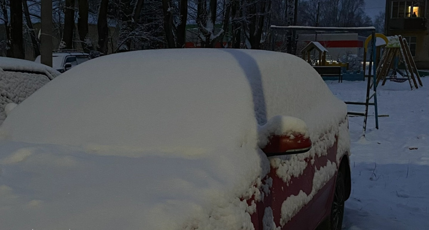 30 секунд — и лёд исчез: простой способ очистить лобовое стекло без скребка