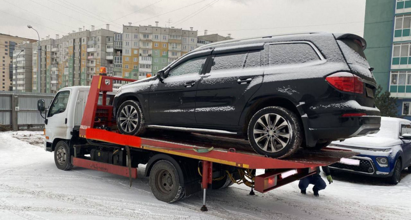 Приставы и автоинспекторы арестовали Mercedes кировчанки из-за 12 штрафов