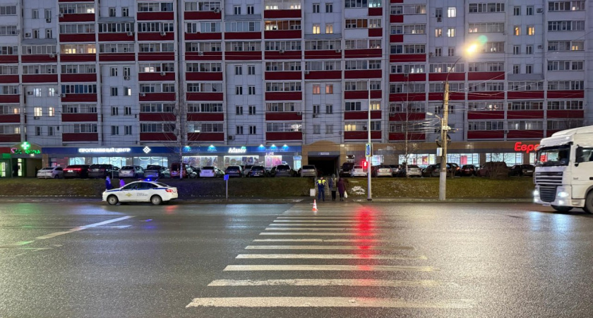 В Кирове водитель сбил подростка на переходе и уехал - момент ДТП попал на видео