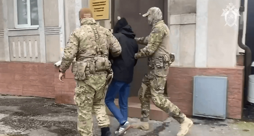 В Омутнинске уголовник продлил себе срок в колонии, показав странные татуировки