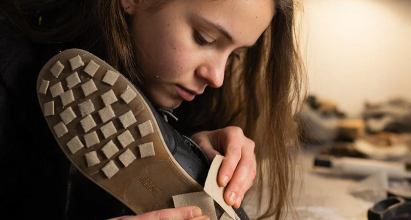 2 раза махнула кисточкой по подошве - и ботинки не скользят даже на катке: классный лайфхак 