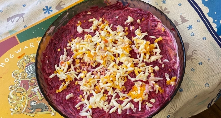 Селедка - не первая: как чередовать слои в салате "Сельдь под шубой" - получается гораздо вкуснее