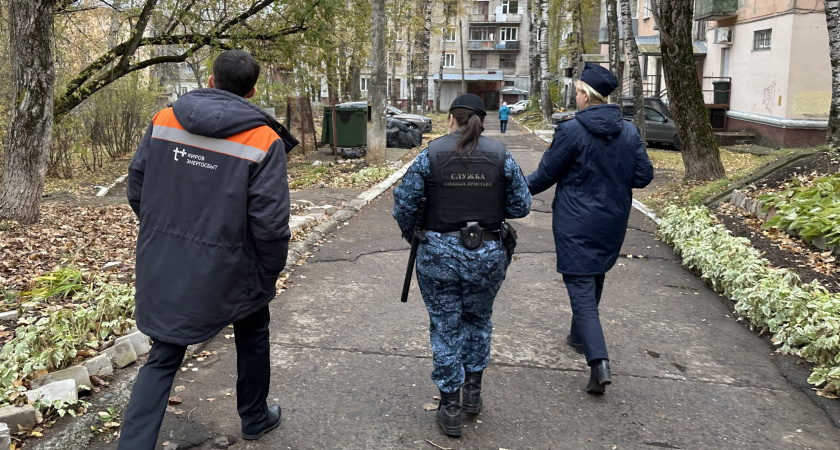 Судебные приставы арестовали у должников две машины, гараж и столовую