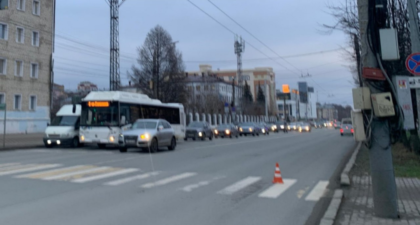 В Кирове на улице Воровского женщина на Kia сбила девушку на пешеходном переходе