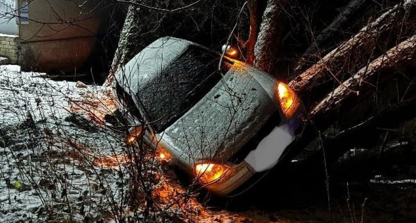 В Кирове юноша "припарковал" авто, протаранив столб и наехав на деревья