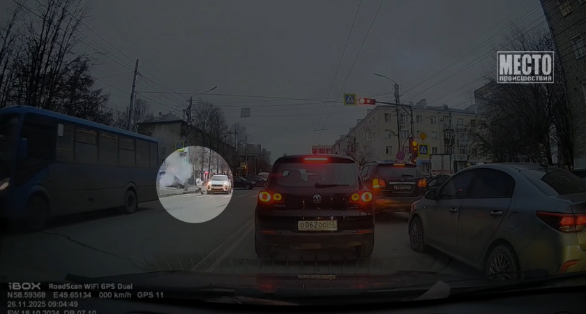 Появились кадры наезда авто на 22-летнюю девушку на пешеходном переходе в Кирове