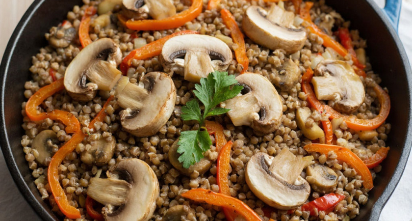 Теперь гречку готовлю только так и больше не варю ее отдельно в кастрюле: очень просто, быстро и вкусно