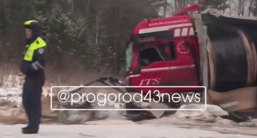 На трассе в Белохолуницком районе столкнулись две фуры, одна опрокинулась