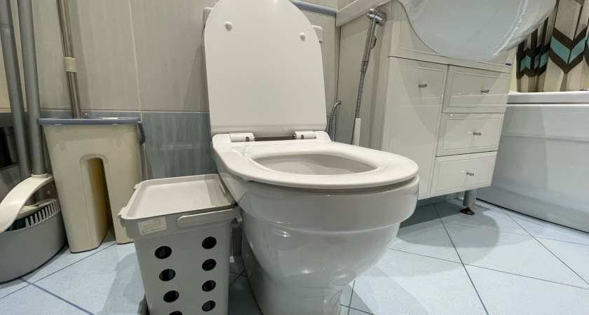 Хватает всего 3 капель: уничтожаем ржавчину и налет на унитазе средством из домашней аптечки