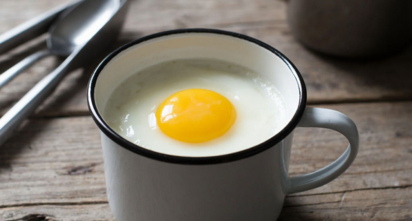 Яичница на сковородке больше не в почете — беру простую кружку: получается в 10 раза вкуснее