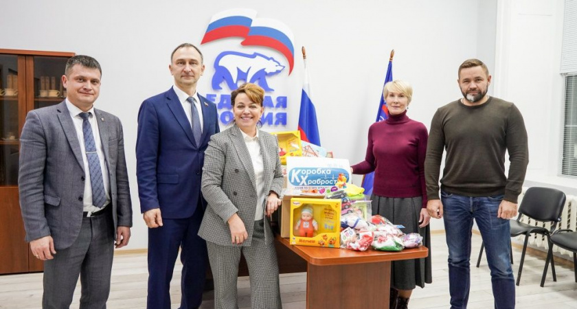 Глава города Кирова и депутаты передали подарки тяжелобольным детям