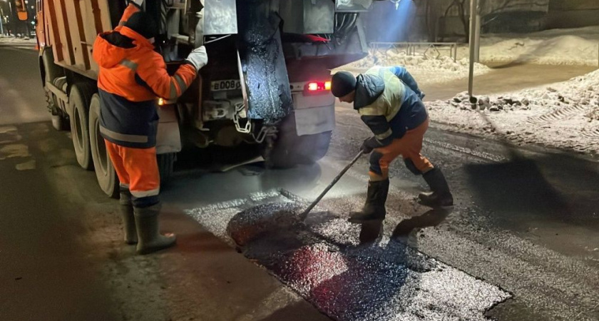 В Кирове дорожники начали ремонтировать улицы по зимней технологии