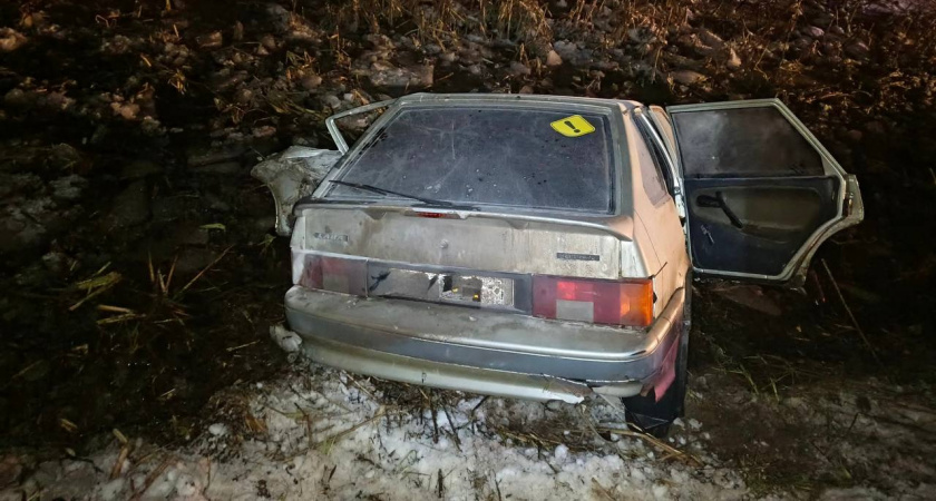 На трассе под Кировом ВАЗ въехал в грузовик и вылетел в кювет, трое травмированы