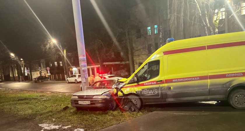 Четыре человека пострадали в жестком ДТП с каретой скорой помощи в Кирове