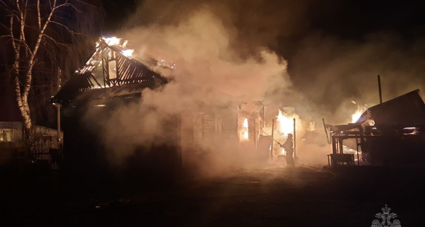 "Едва успели вывести дедушку-инвалида": котельничане о пожаре, уничтожившем двухэтажный дом