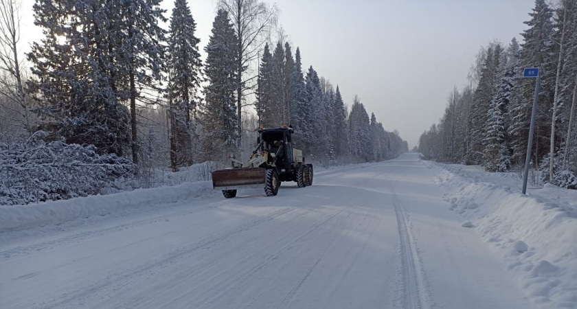 33 участка региональных дорог в Кировской области закатают под снег