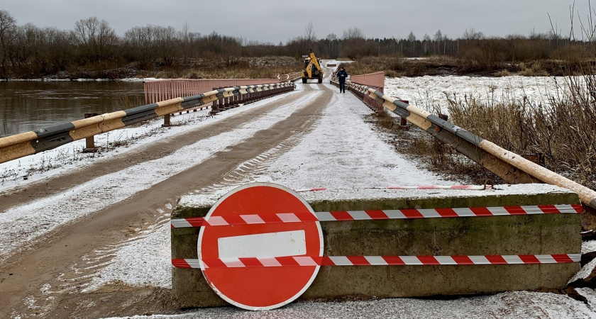 Мост через реку Чепцу под Кирово-Чепецком признали небезопасным и перекрыли