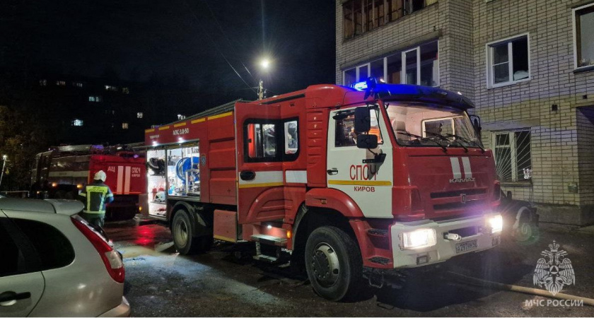 В Вятскополянском районе 10 спасателей тушили крупный пожар в гараже