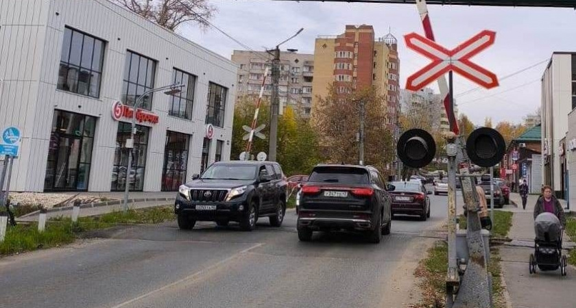 В Кирове транспортный прокурор добился ремонта переезда на улице Владимирской