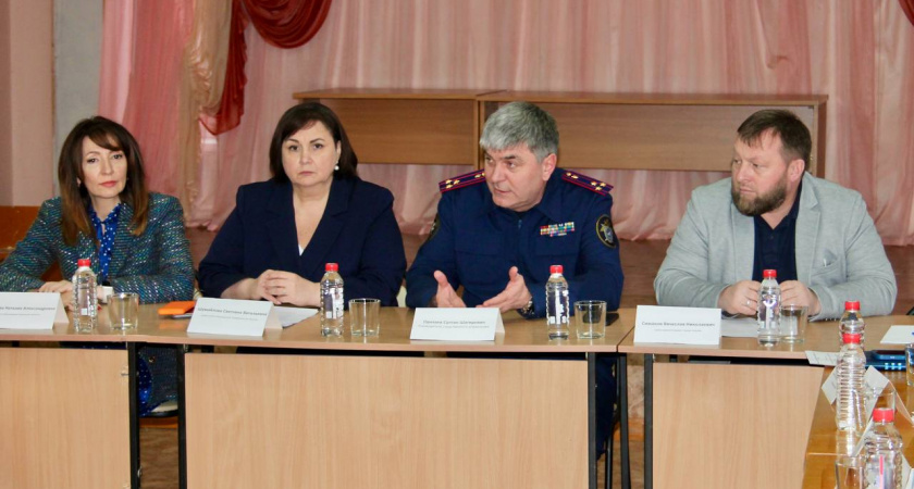 В Кирове следователи и чиновники встретились с родителями учащихся школы №73