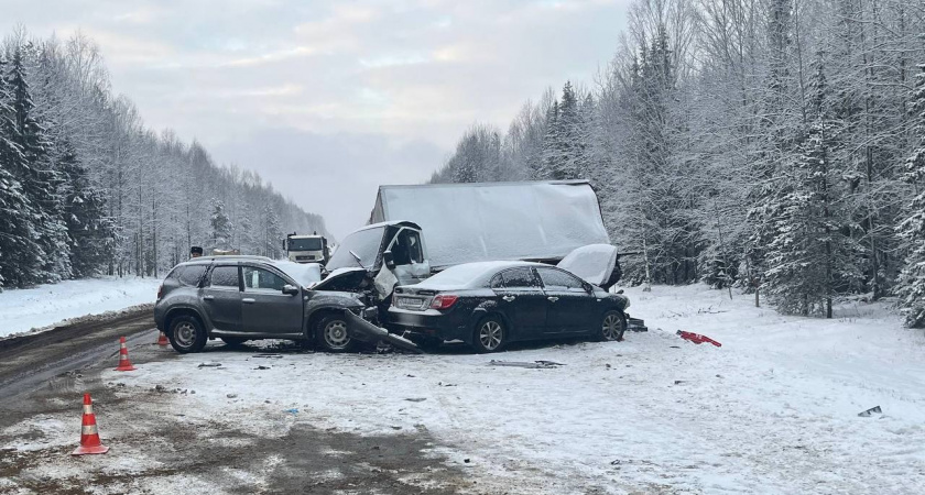 Массовое ДТП с фургоном произошло на трассе в Белохолуницком районе, трое ранены